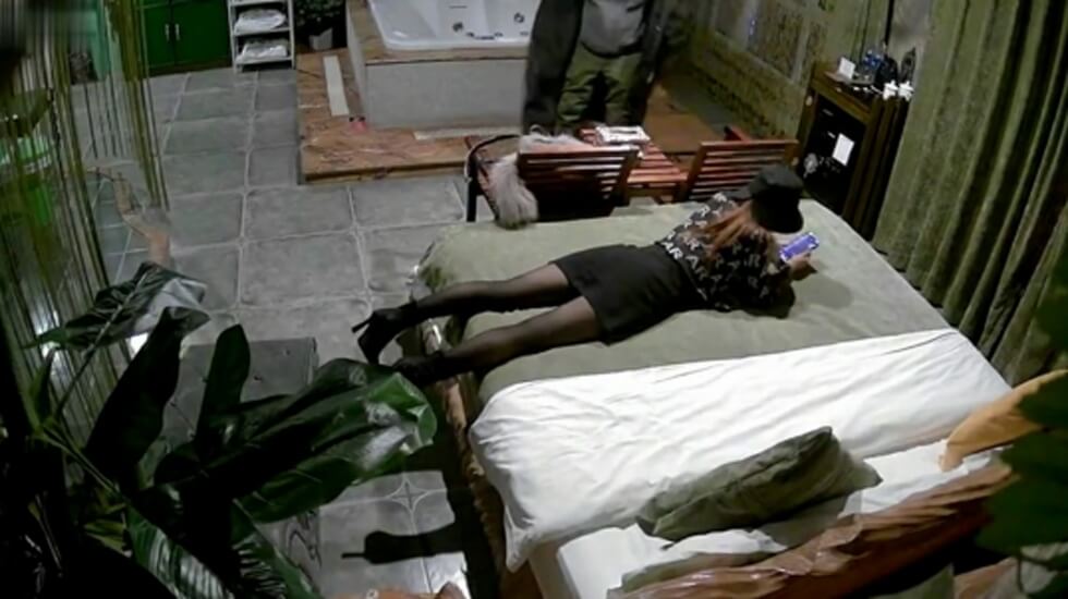 媚黑少妇与黑人，一下班就衝過來片場来玩3P 射精 骚逼 人妻 挑逗 性交