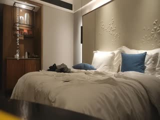 猛男压着少妇狠狠的干她的嫩穴 太强壮了 有力！