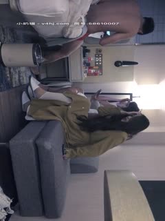 老哥約了個短髮少婦直播啪啪 沙發上舔逼口交大力騎乘猛操後入抽插呻吟誘人 很是誘惑喜歡不要錯過