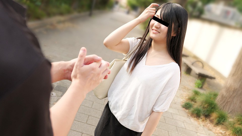 按摩店小粉燈村長出擊路邊按摩店被少婦捉弄把性感蕾絲內褲掛脖子上村長也不示弱開著手電筒玩逼逼