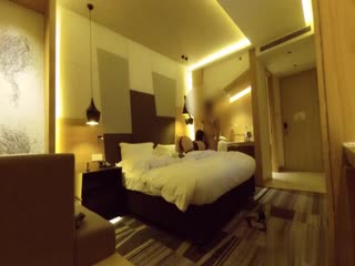 首个男技师体味太重遭嫌弃！播主急换黑衣猛男，按摩床狂野69互舔盛宴