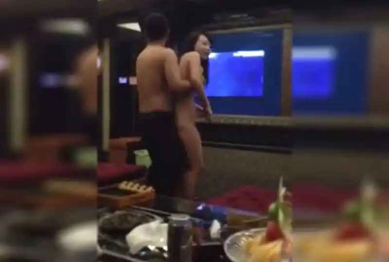 水果派自拍实录 暧昧男女突破底线，好友变炮友疯狂抽插