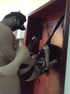 和巨乳吊鍾奶妹妹在浴缸站着玩後入