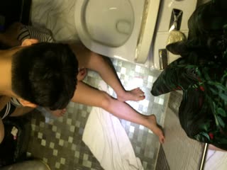 医院厕所偷拍女护士边打电话边拉屎