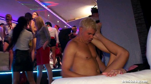 中國黑衣正妹外流私拍 口交騎乘抽插