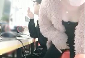 【無碼】AV精选清纯导购员白虎妹子被客人调戏，在试衣间扒光衣服各种姿势被操イ到高潮