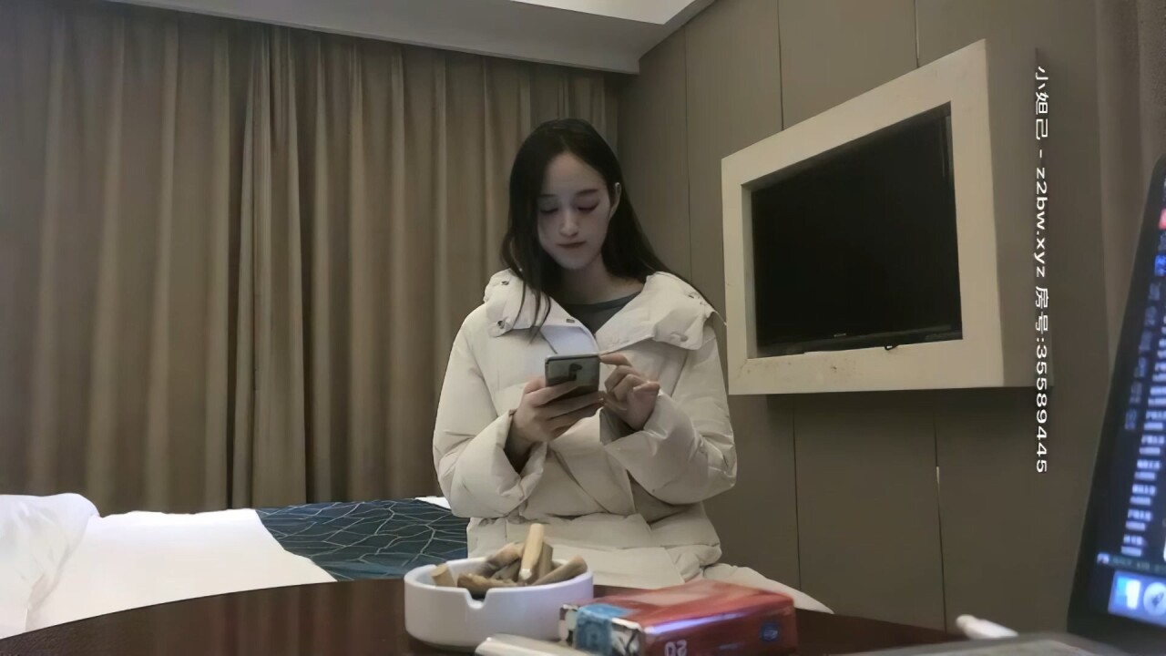 极品白皙美乳网红少妇「军阀太太」强势回归，自慰摸逼高潮呻吟，嫩穴白嫩至极诱惑无限