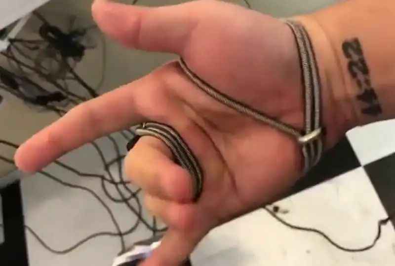 在工作中不合理的抱怨結束時 一個妻子無情地將其無情地推向一個巨大的公雞，無情地推向她的妻子。