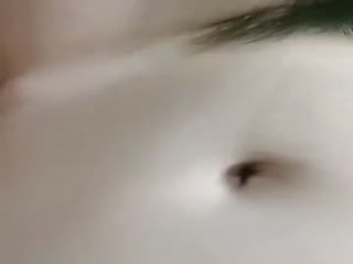 推特网红全裸按摩舒压按摩师不安分地抚摸着我充满色欲的胴体吸允着我的美乳