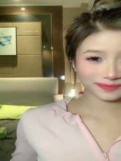 母子乱伦骚妈偷情中途被骚儿子发现，被继儿子要挟多次乱伦，巨乳都被拿捏变形