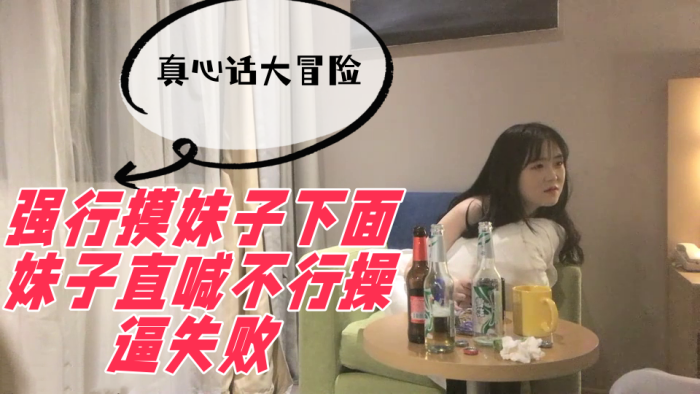 小太妹大街上被一群男女同学扒光衣服用手机拍逼还嘲笑她逼里面白带好多