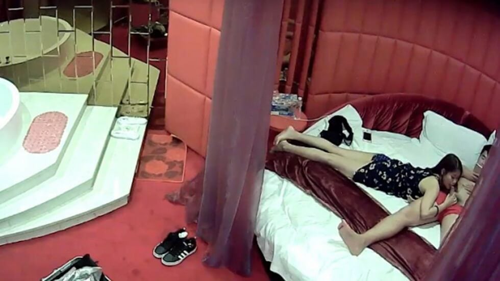 欧美自拍 欧美coser 白虎小穴被假阳具抽插到高潮潮吹 疯狂激烈的自慰 整个地上都是喷出来的淫水 Creamy Spot