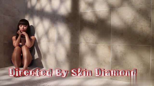 国产自拍 被美女邻居姐姐拉去拍摄给她充当模特，结果拍摄途中抵不过姐姐的口交攻势，按耐不住粗暴的把她后入抽插内射了