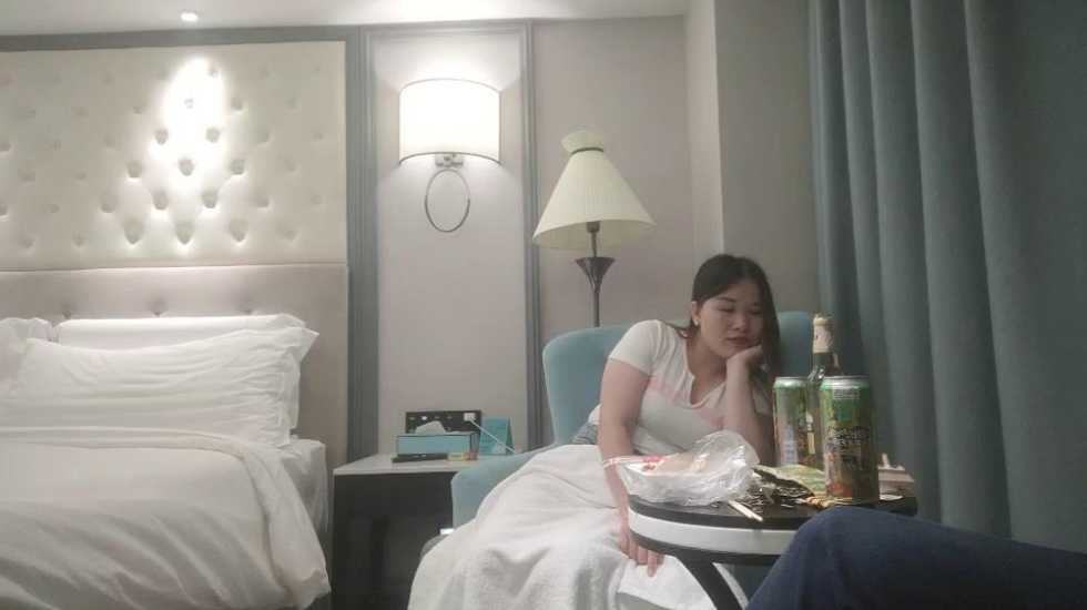 [MP4 365M] 模特身材大白屁股，女上位无套插入，白浆四溅快速打桩，深喉吃原味