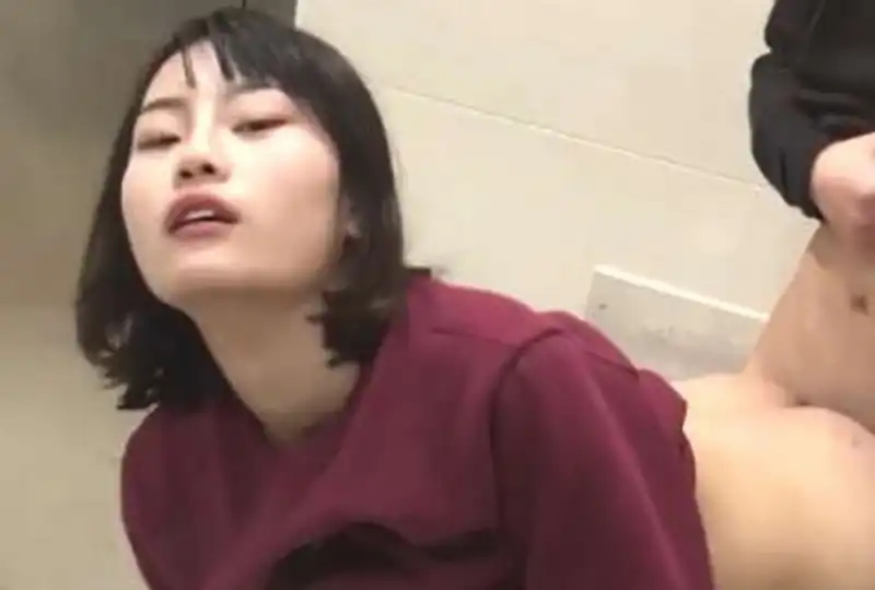 阿贝拉 危险 (Abella Danger) 在阴蒂上使用她的日立振动器，操弄她的阴户直至高潮