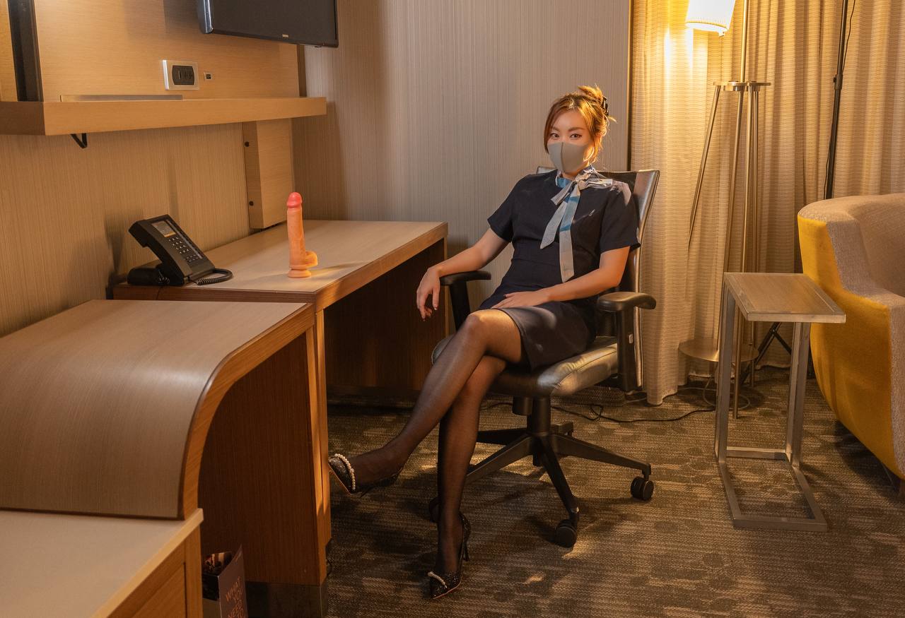 米菲兔.饥渴空姐性瘾来袭，用大肉棒玩具插出小穴白浆