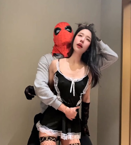 开屏爆击痴女吟嗔！两根鸡巴才够爽