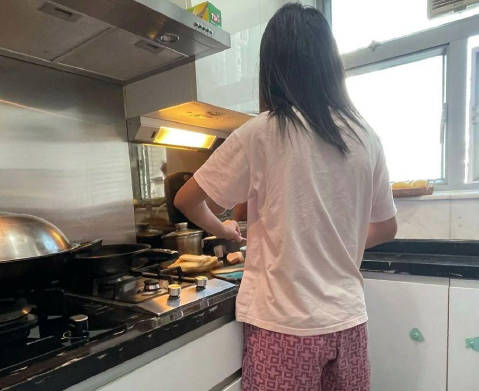 海角社区.姐姐在打扫卫生姐夫在卧室打王者忍不住强上了姐姐