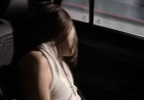 海角社区.妈妈去喝了很多酒走错房间了爬到我床上我强行上了她